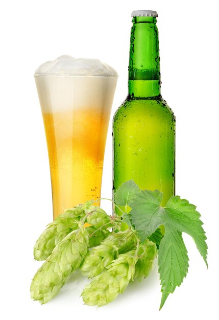 Bouteille verte et chope de bière isolé sur fond blanc