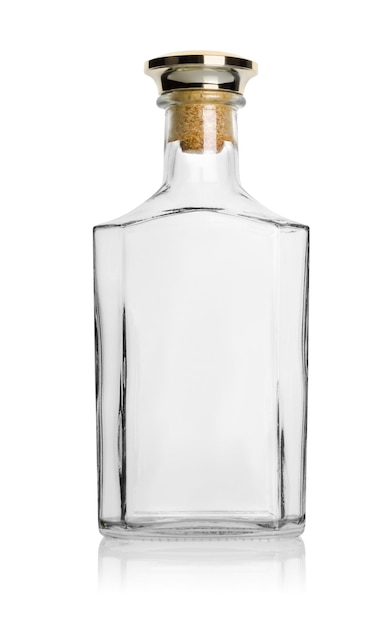 Bouteille vide de cognac isolé sur fond blanc