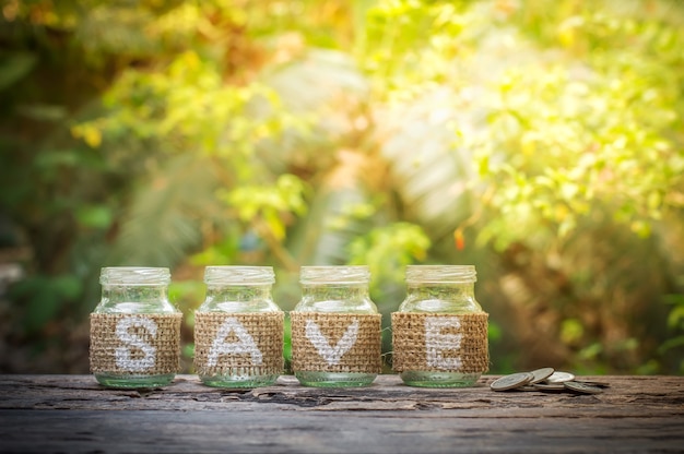 Photo bouteille vide sur le fond en bois pour le concept d'entreprise