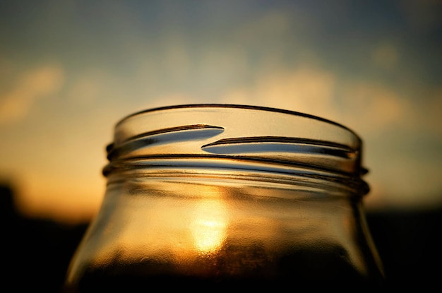 Bouteille vide ouverte sur la cuisine du coucher du soleil