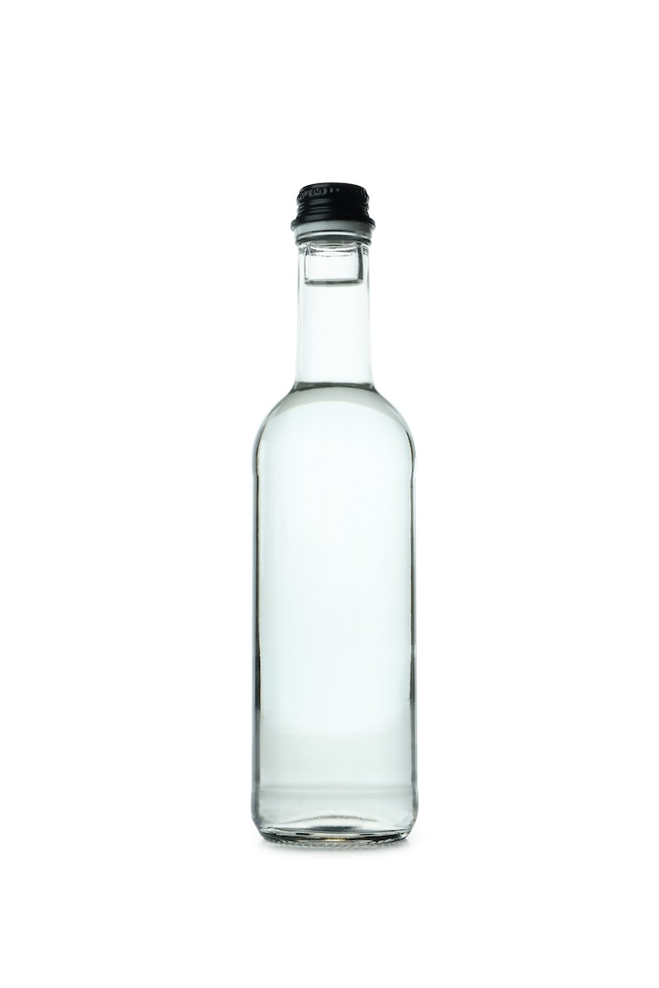 Photo bouteille vierge de vodka sur blanc