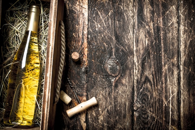 Bouteille de vin blanc dans une vieille boîte