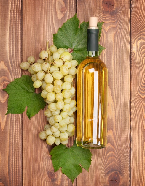 Bouteille de vin blanc et grappe de raisin blanc