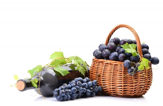 Bouteille de vin sur blanc isolé