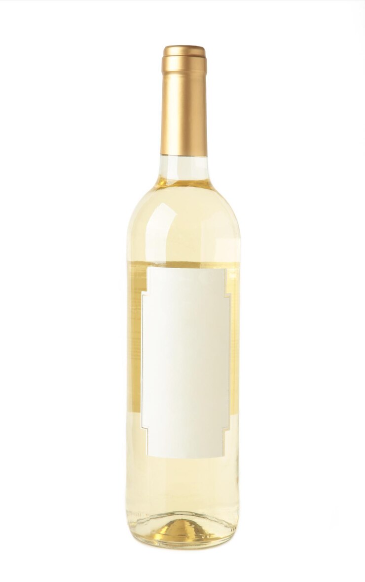 Une bouteille de vin blanc isolée sur fond blanc