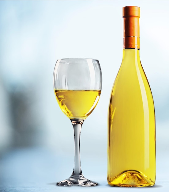 Bouteille de vin blanc et verre sur fond