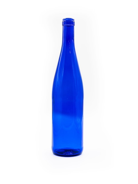 Bouteille de vin bleu isolé sur fond blanc