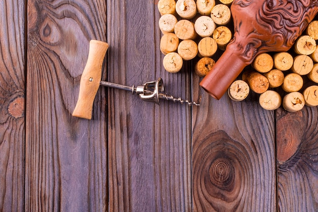 Bouteille de vin avec des bouchons sur fond de table en bois.