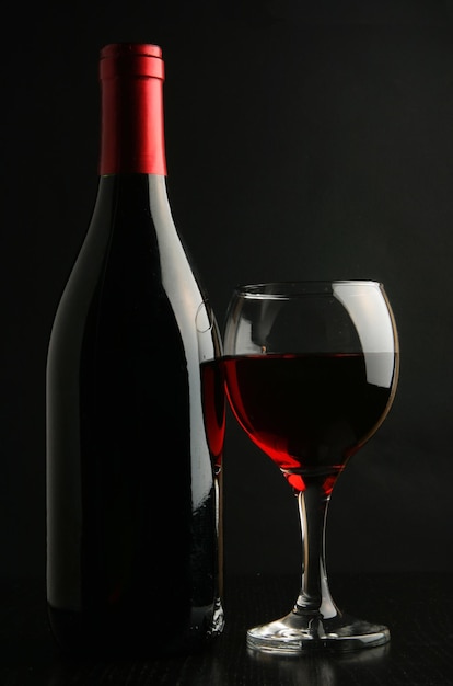 une bouteille de vin à côté d'un verre de vin