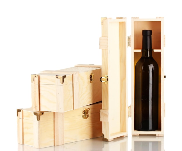 Bouteille de vin dans un coffret en bois isolé sur blanc