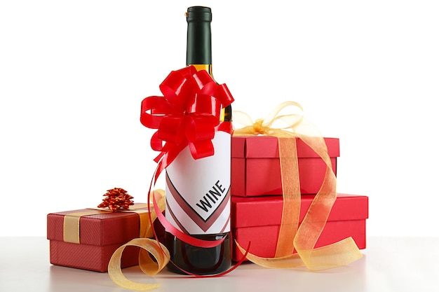 Bouteille de vin décorée et coffrets cadeaux sur fond blanc