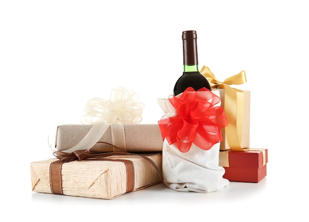 Bouteille de vin décorée et coffrets cadeaux sur fond blanc