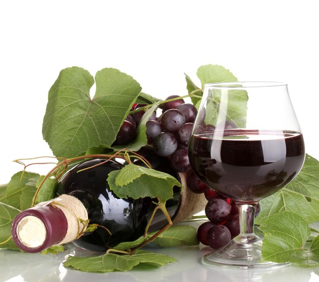 Bouteille de vin avec des feuilles de vigne isolées sur blanc