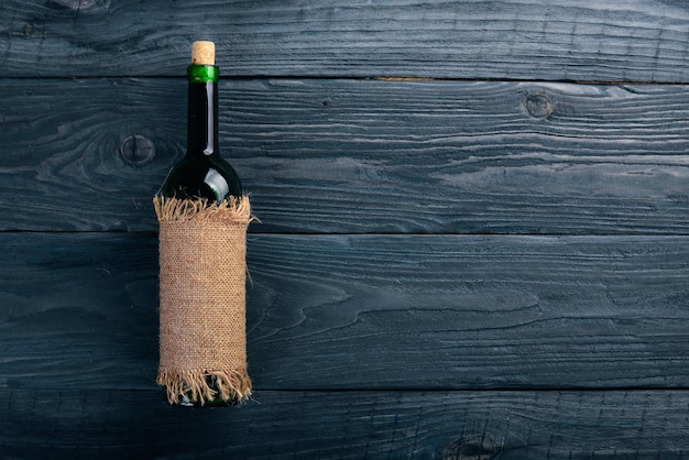 Une bouteille de vin sur un fond en bois Vue de dessus Espace libre pour votre texte