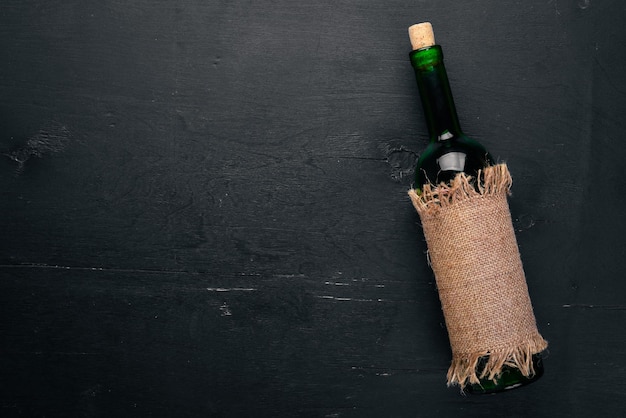 Une bouteille de vin sur un fond en bois Vue de dessus Espace libre pour votre texte