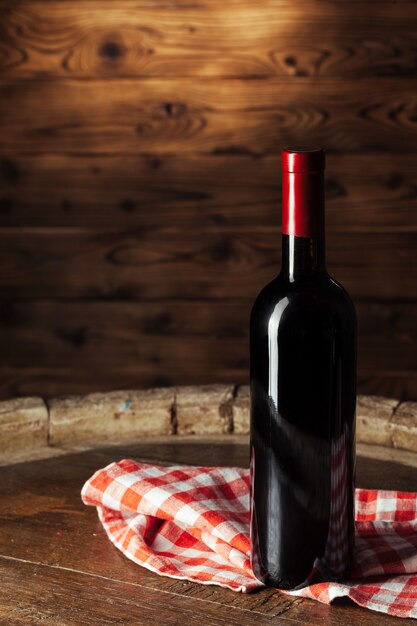 Bouteille de vin sur fond en bois