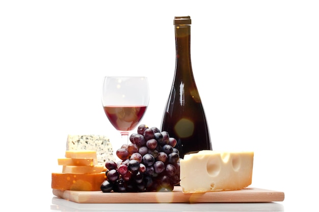 Bouteille de vin fromage de verre et raisin sur un plateau en bois