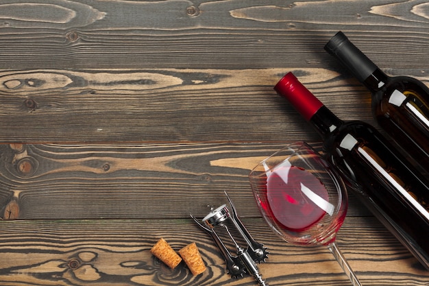 Bouteille de vin et de liège et tire-bouchon sur table en bois