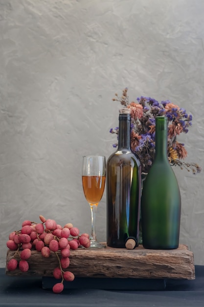 Bouteille de vin, litchi et table en bois