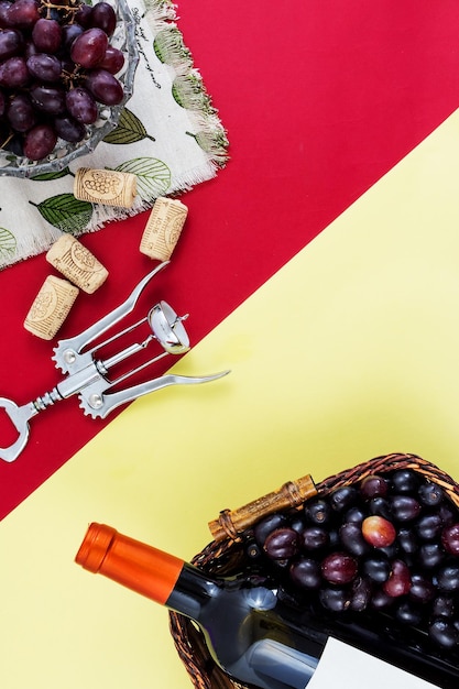 Bouteille de vin et raisins