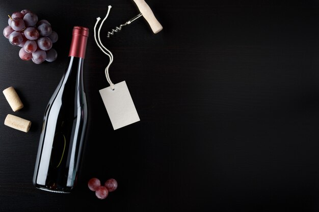 Bouteille de vin rouge avec étiquette.
