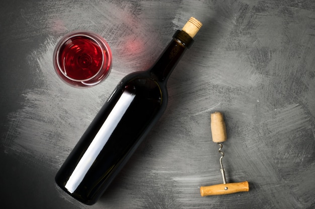 Bouteille de vin rouge sur un fond en bois