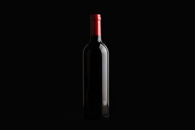 Une bouteille de vin rouge sur fond sombre