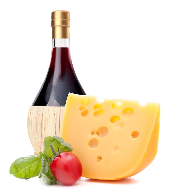 Bouteille de vin rouge fromage et tomate nature morte