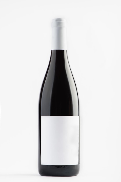 Photo bouteille de vin rouge isolé sur fond blanc