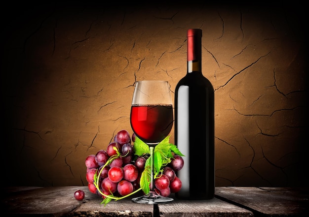 Bouteille de vin rouge, raisins et tonneau en bois