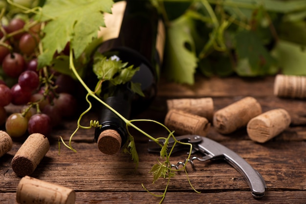 Bouteille de vin rouge sur table en bois