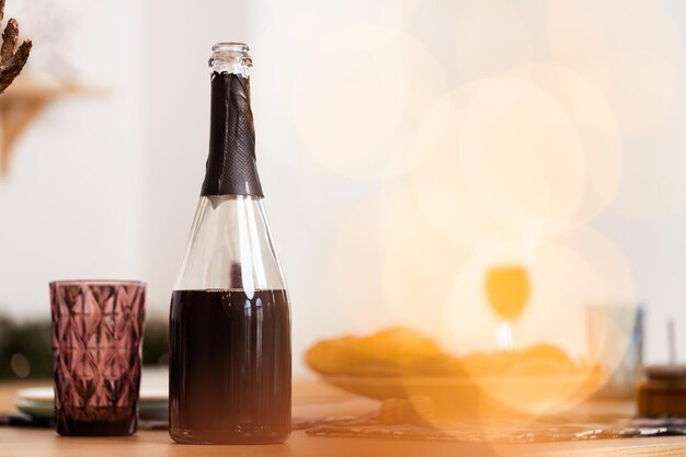 Bouteille de vin rouge et tasse sur table en bois