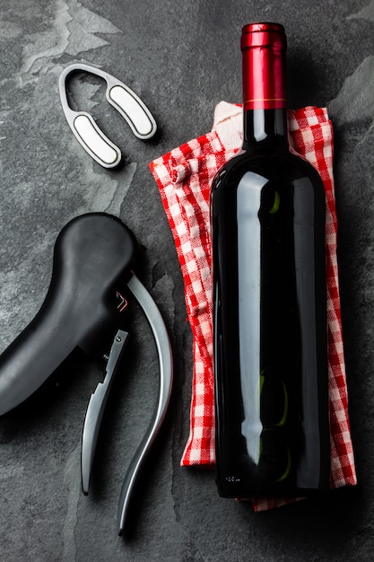 Bouteille de vin rouge avec tire-bouchon sur une table