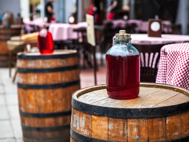 Bouteille de vin rouge et tonneau en bois