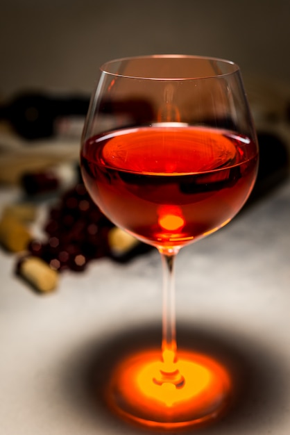 Photo bouteille de vin rouge et verre de vin rouge