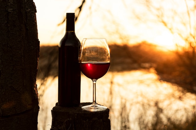 Bouteille de vin et verre en plein air