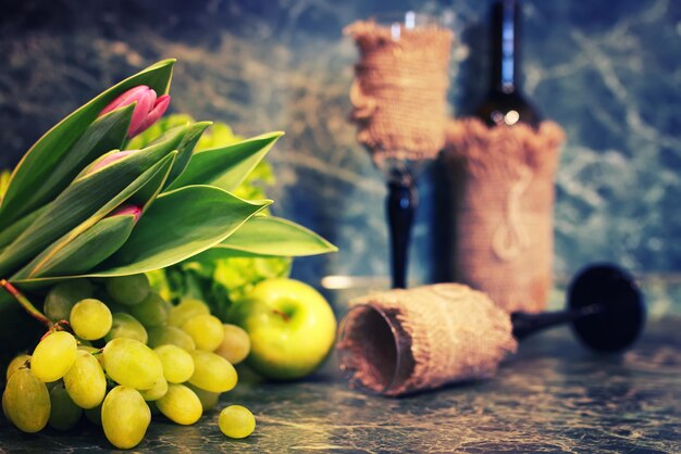 Bouteille de vin avec verre et raisin blanc