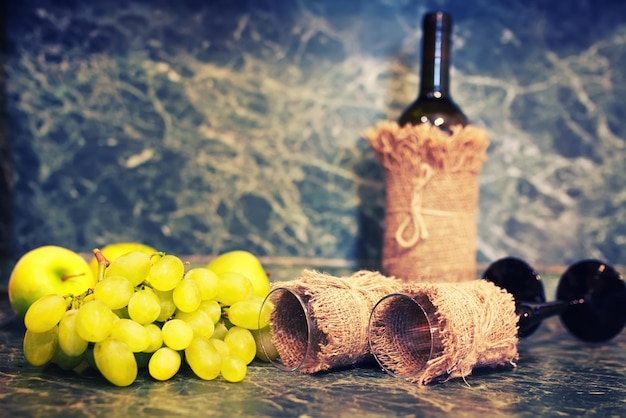 Bouteille de vin avec verre et raisin blanc