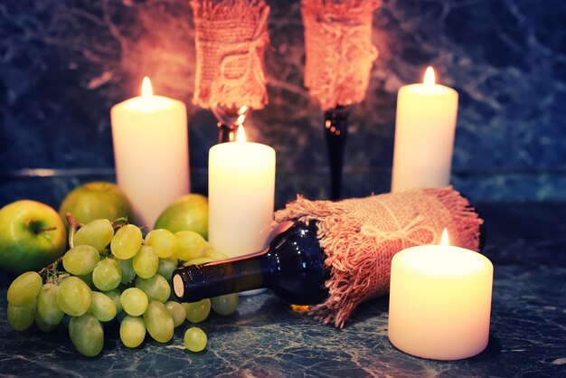 Bouteille de vin avec verre et raisin blanc