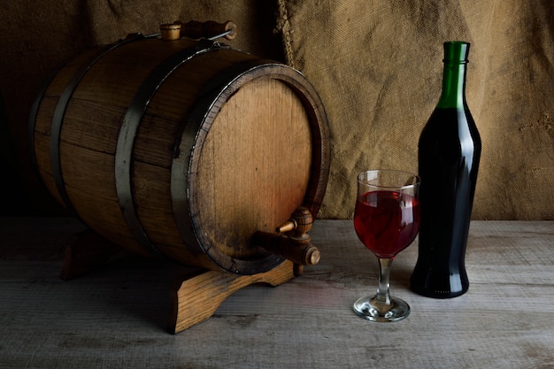 Bouteille De Vin Avec Un Verre Et Un Tire-bouchon Sur Un Fond En Bois