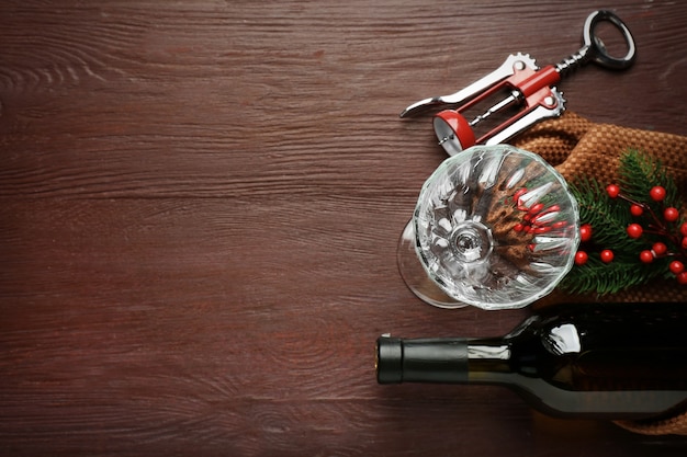 Bouteille De Vin Et Verre Vide Sur Table En Bois