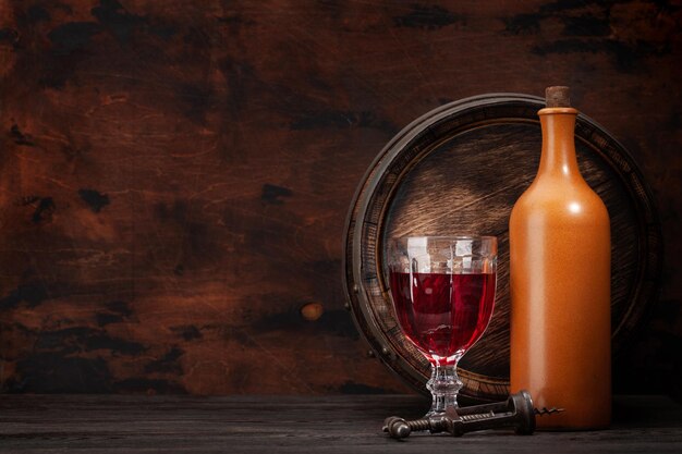 Bouteille de vin verre de vin rouge et vieux tonneau en bois avec espace de copie