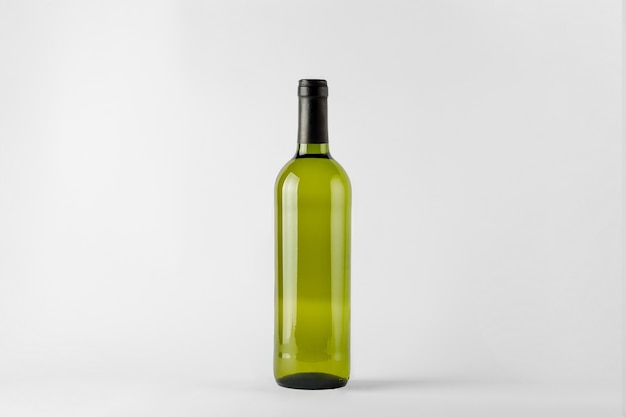 Bouteille de vin vert avec du vin blanc isolé sur blanc