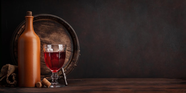 Bouteille de vin et vieux tonneau en bois