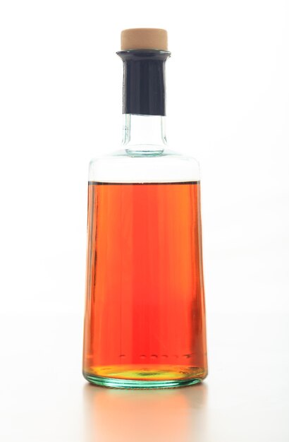 Bouteille de vinaigre sur fond blanc