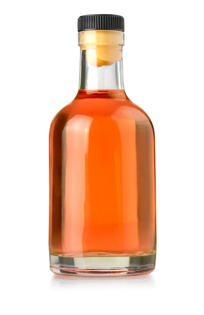 Bouteille de whisky sur blanc isolé