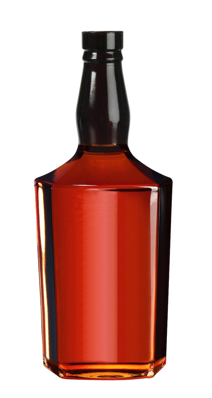 Photo bouteille de whisky, de cognac et de brandy isolée sur fond blanc