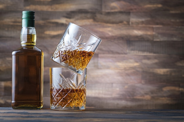 Bouteille de whisky et deux verres de bourbon ou de scotch