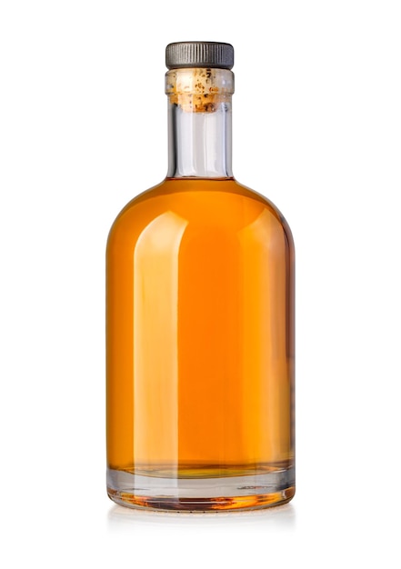 Bouteille de whisky isolé sur blanc avec un tracé de détourage