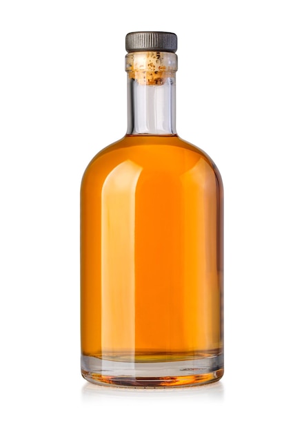 Bouteille de whisky isolé sur blanc avec un tracé de détourage